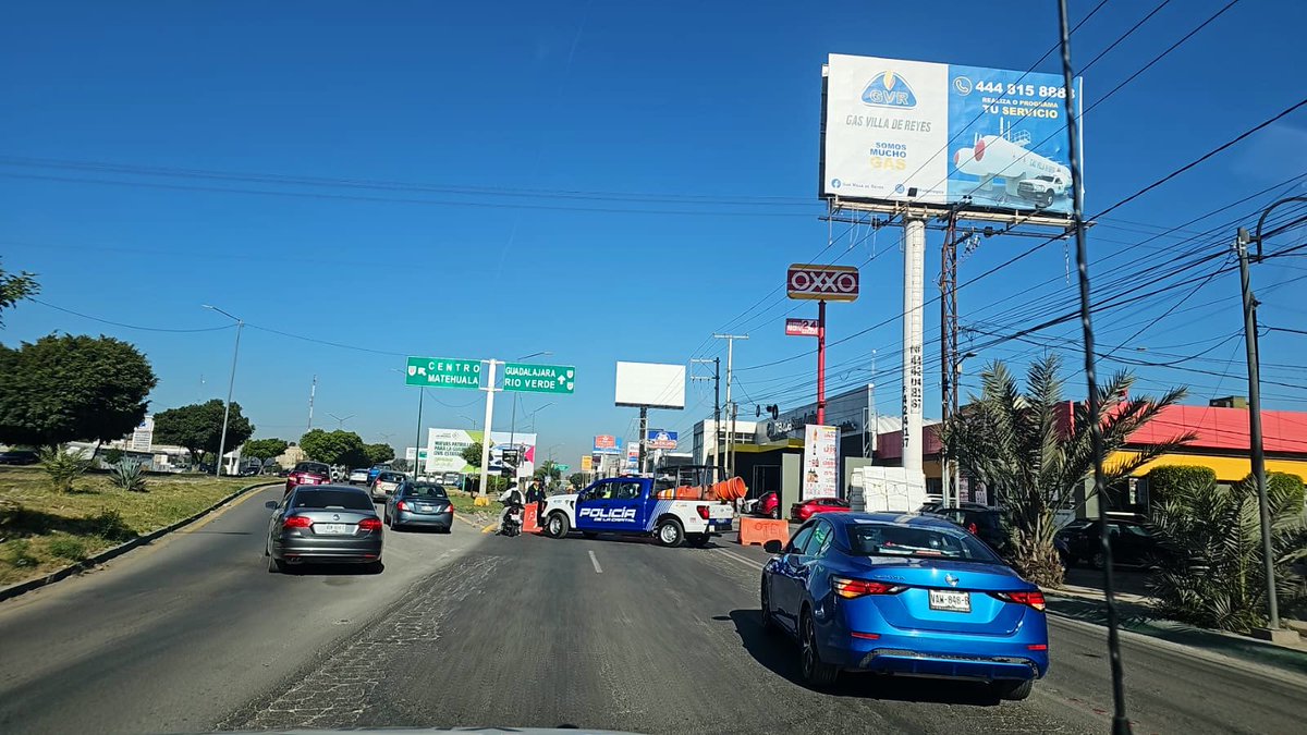 SSPCSLP's tweet image. ⚪️🔵 #ReporteVial 🚨#VialidadSLP

⚠️ Actualización. Se suman cierres viales:

⛔️Lateral de Carr. 57 a partir de la TTP y Rutilo Torres (se orienta la circulación hacia centrales)  

⛔️Av. Reforma y Alvaro Obregón

⛔️Av. Pintores y Camino a la Presa

👮🏻‍♂️🚔 Toma tus precauciones y…