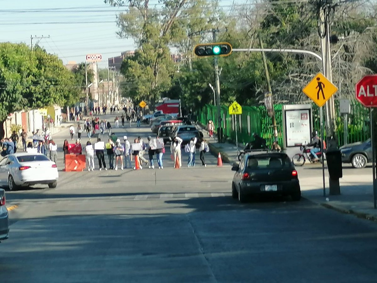 SSPCSLP's tweet image. ⚪️🔵 #ReporteVial 🚨#VialidadSLP

⚠️ Actualización. Se suman cierres viales:

⛔️Lateral de Carr. 57 a partir de la TTP y Rutilo Torres (se orienta la circulación hacia centrales)  

⛔️Av. Reforma y Alvaro Obregón

⛔️Av. Pintores y Camino a la Presa

👮🏻‍♂️🚔 Toma tus precauciones y…