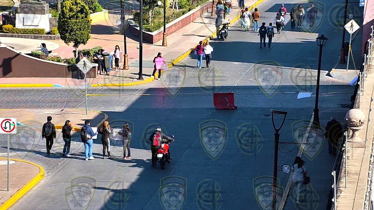 SSPCSLP's tweet image. ⚪️🔵 #ReporteVial 🚨#VialidadSLP

⚠️ Actualización. Se suman cierres viales:

⛔️Lateral de Carr. 57 a partir de la TTP y Rutilo Torres (se orienta la circulación hacia centrales)  

⛔️Av. Reforma y Alvaro Obregón

⛔️Av. Pintores y Camino a la Presa

👮🏻‍♂️🚔 Toma tus precauciones y…