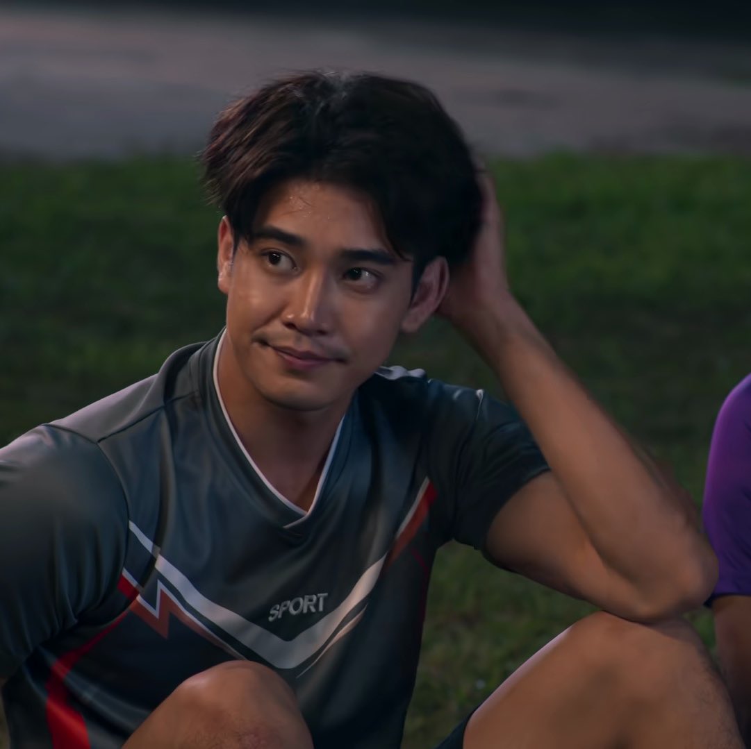 “เด็กแล้วไงวะปีหน้าก็ขึ้นมหาลัยแล้ว พูดเหมือนปีที่แล้วตัวเองไม่เคยเรียนมอหกอ่ะ”

“ก็ไม่ชอบเด็ก”

“แล้วให้ทำไงตัวเองดันทะลึ่งไปเกิดก่อนทำไมละวะ เซ็งว่ะ งั้นรอปีหน้าเดี๋ยวมาจีบใหม่”

“ปีหน้าก็เด็กกว่าอยู่ดี”

“เออ ไม่เป็นไรว่างมาจีบตลอดอะเดี๋ยวจะจีบยันแปดสิบอ่ะอย่าพึ่งตายก่อนละกัน”