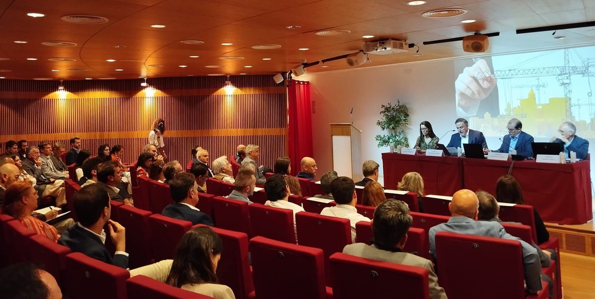 🏗️ Hoy hemos celebrado nuestro Primer Consejo Asesor en el <a href="/aparejadoresmad/">Aparejadores Madrid</a>. 

Hemos debatido sobre #PERTE, #IA, #digitalización y #vivienda, y presentado a Italia 🇮🇹 como Guest Country Partner y a Murcia como Región Innovadora Europea.

#Innovación #Sostenibilidad #REBUILD2026