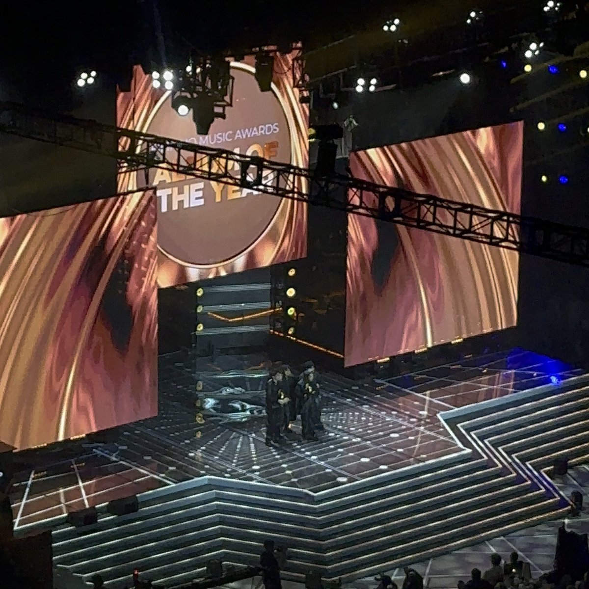 stakupop's tweet image. COJ WINNING THE SONG OF THE YEAR AND THE ALBUM OF THE YEAR WTF DESERVE NA DESERVE KAIYAK 😭