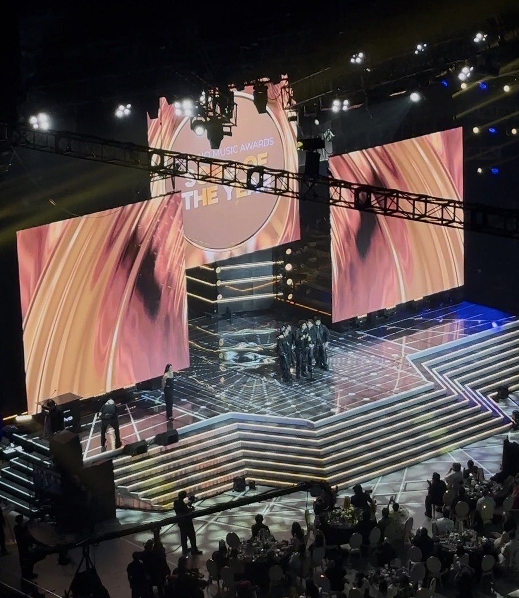 stakupop's tweet image. COJ WINNING THE SONG OF THE YEAR AND THE ALBUM OF THE YEAR WTF DESERVE NA DESERVE KAIYAK 😭