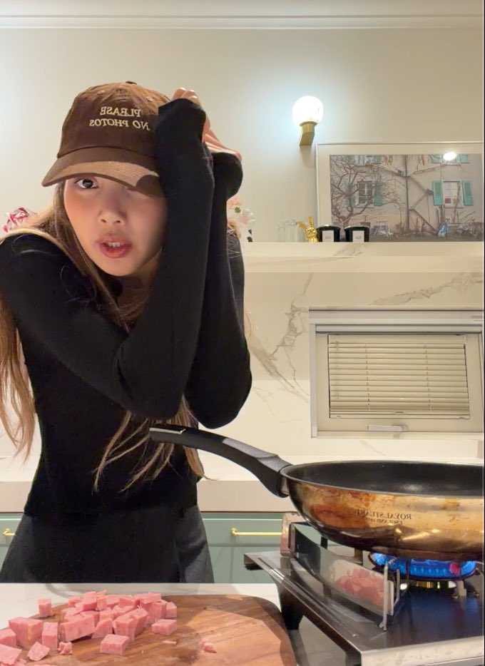 acelalisam__'s tweet image. she’s so funny 😭😭😭