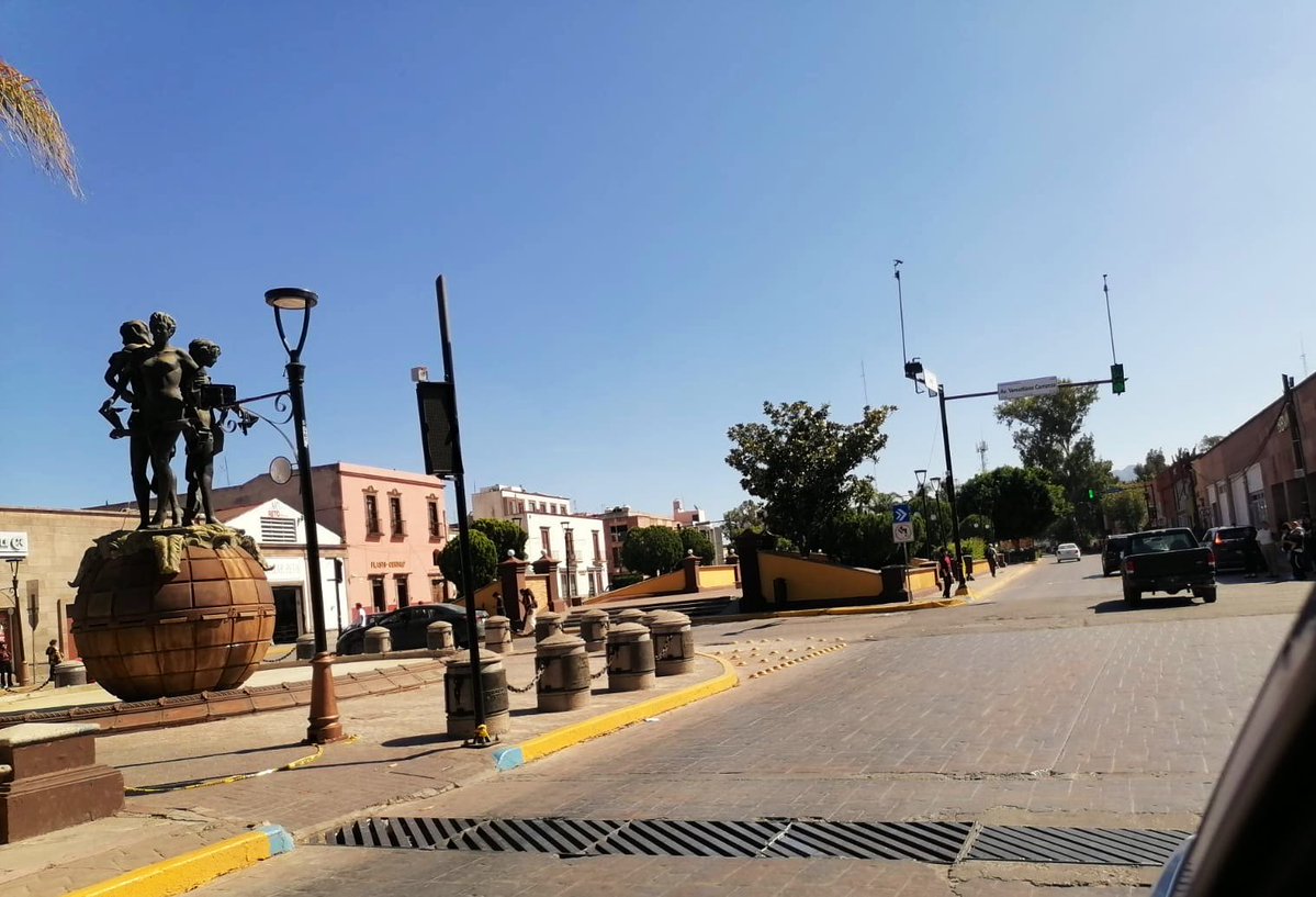 SSPCSLP's tweet image. ⚪️🔵 #ReporteVial 🚨#VialidadSLP 

⚠️Actualización 

✔️Se libera la circulación en av. Venustiano Carranza desde Benigno Arriaga / Tomasa Esteves / Uresti / Reforma

⛔️Se mantiene cierres de laterales y centrales de Salvador Nava Mtz. a partir de Clouthier rumbo a Lomas…
