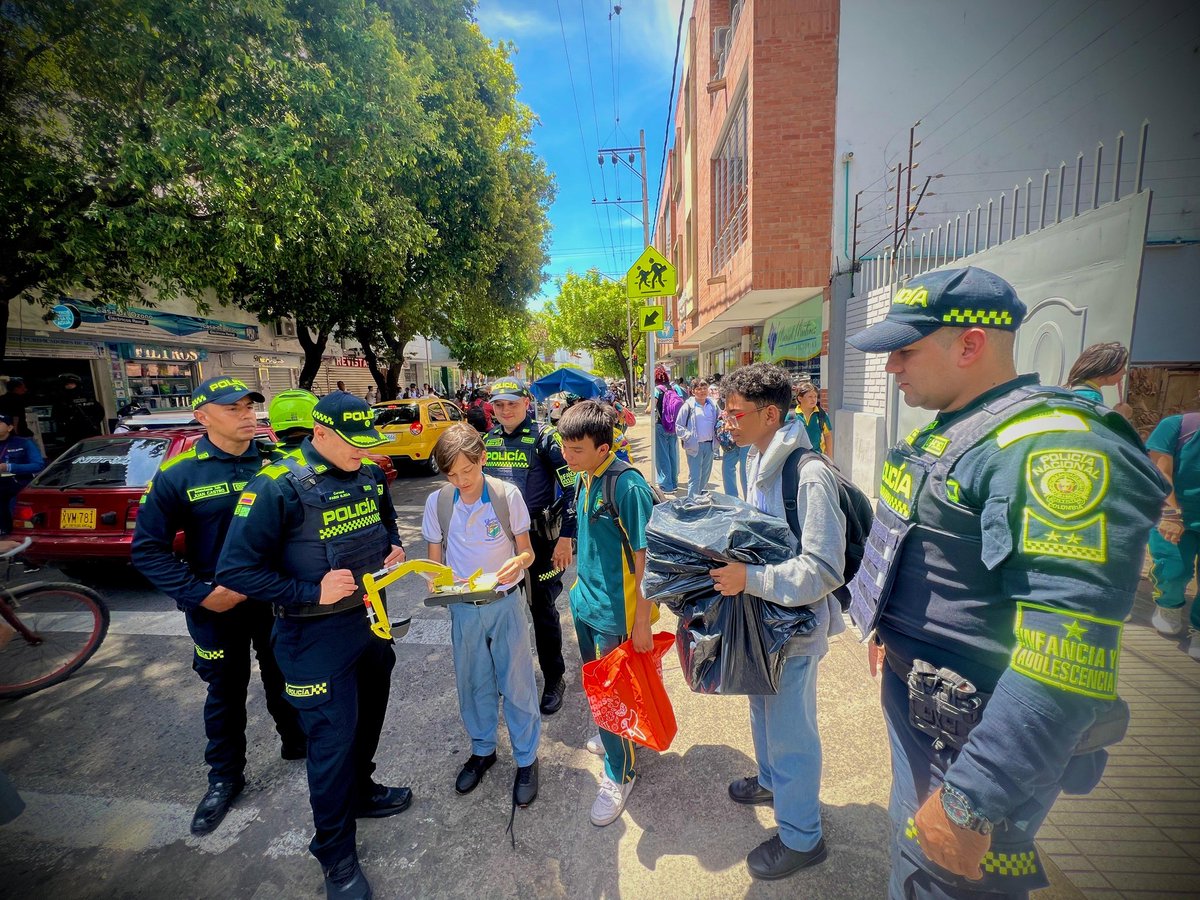 PoliciaCucuta's tweet photo. #JuntosPorLaNiñez | 👮🏻♂️🚔 Nuestros niños, nuestra prioridad.🎒🏫
En coordinación con el Grupo de Infancia y Adolescencia #GINAD, desplegamos patrullajes y acompañamiento en los entornos escolares, brindando entornos seguros para los estudiantes.👧🏼👦🏻
#Presentes
@ProteccionPonal https://t.co/6EzV3iJsZd