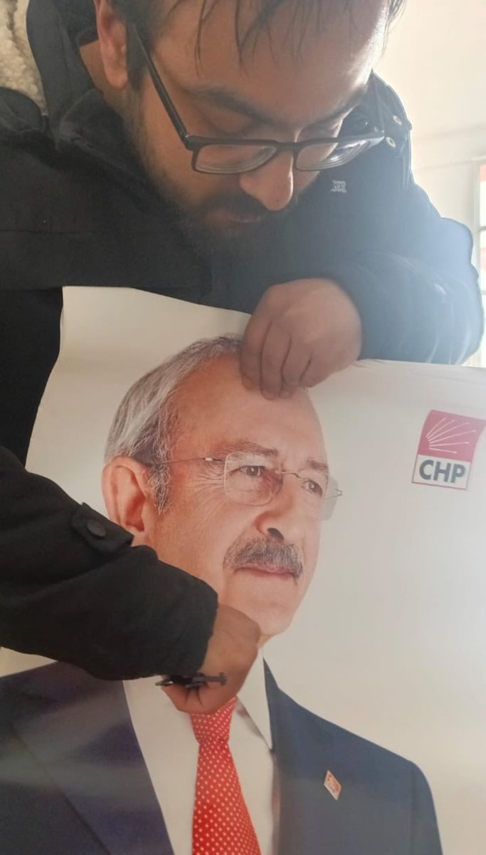 Kemal Kılıçdaroğlu'nu tehdit eden bu hayvana sesi çıkmayanlar ne ara bu kadar vicdansız oldunuz ? Atatürk'ün partisini kepaze ettiniz ! 
<a href="/adalet_bakanlik/">T.C. Adalet Bakanlığı</a>