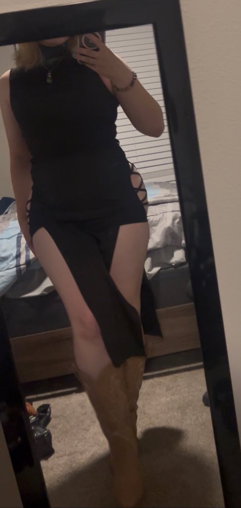 Aspen goes birding⛸️ tweet media