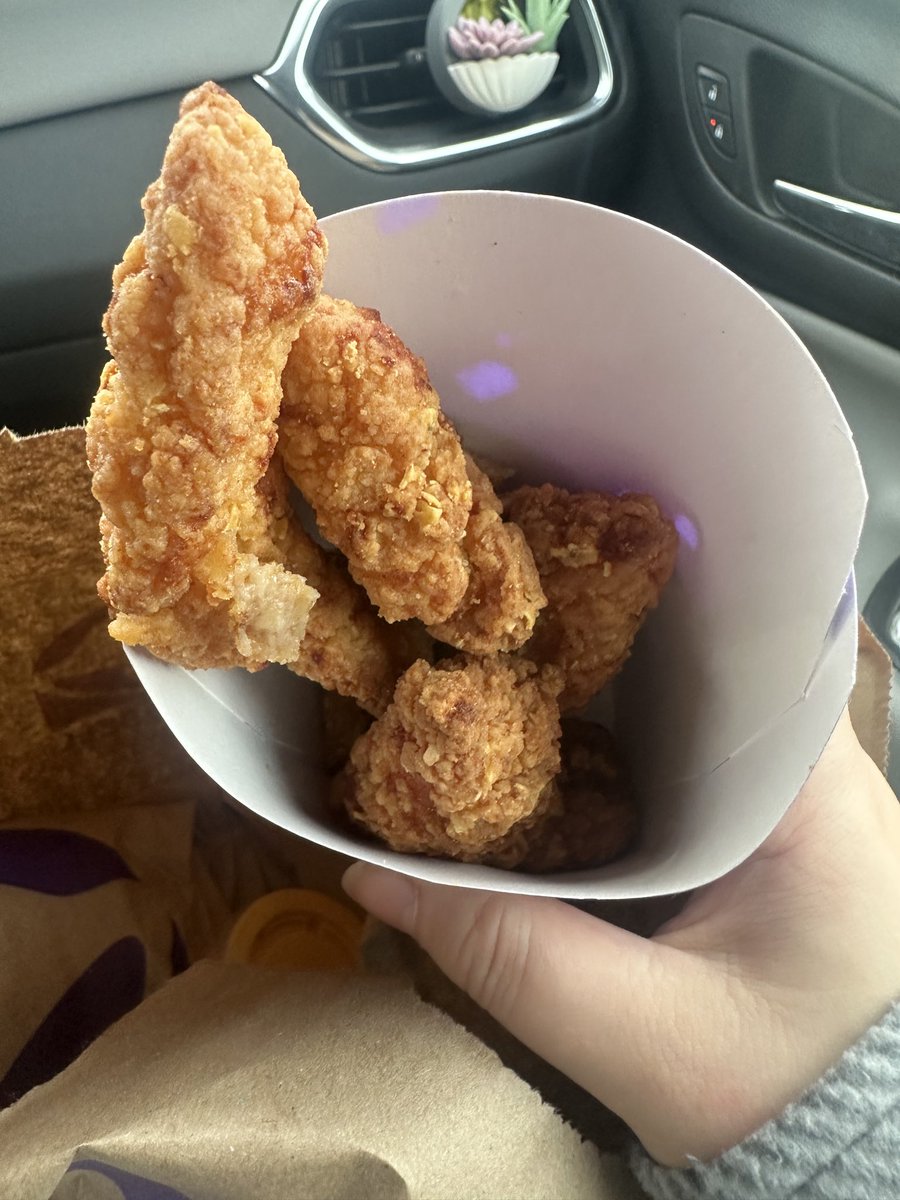 spinalremains's tweet photo. I paid almost $8 for this @tacobell 👎🏻🤦🏻‍♀️ https://t.co/0jmxagoQ8z