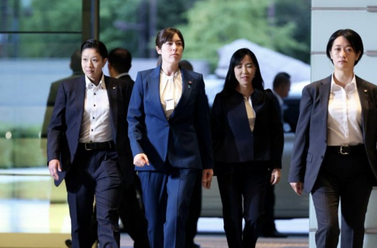 小野田紀美大臣を警護している女性SP2名、いずれもガタイが良くて強そうでかっこいい。（こなみかん）