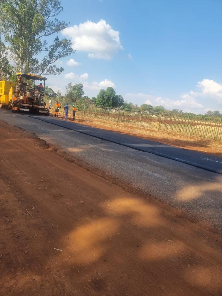 SokoCindy's tweet image. Development in Action!
Surfacing continues on Sandringham Road, another milestone in Zimbabwe’s infrastructure revolution.
#InfrastructureDevelopment #ED2030 #Vision2030