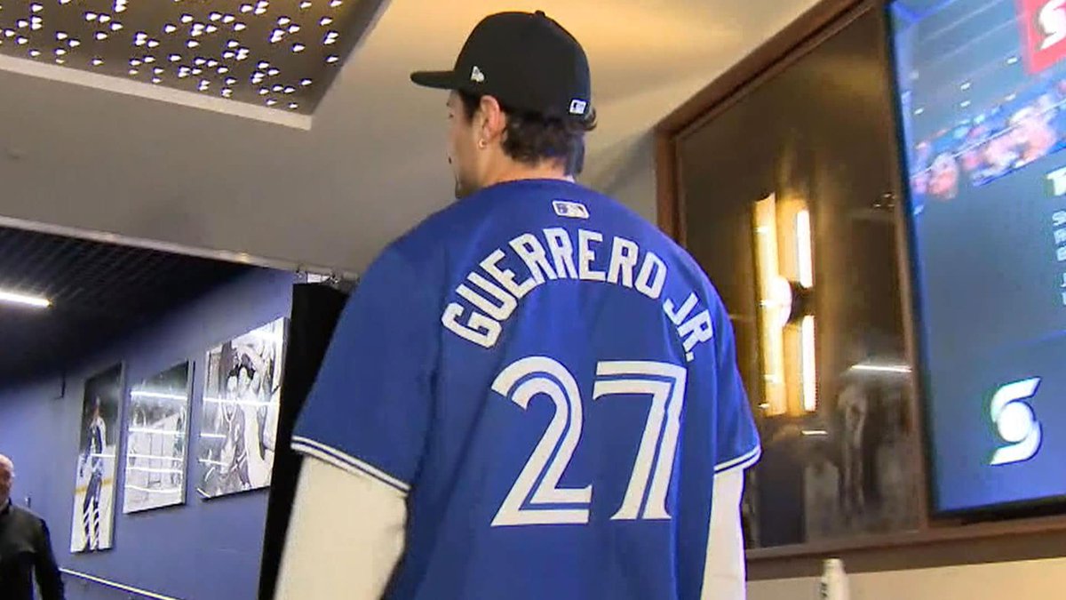 A day after Vladimir Guerrero Jr. arrived to Game 7 of the ALCS wearing an Auston Matthews jersey, the Maple Leafs’ captain returns the favour ahead of their contest with the Devils: tsn.ca/nhl/video/2025…