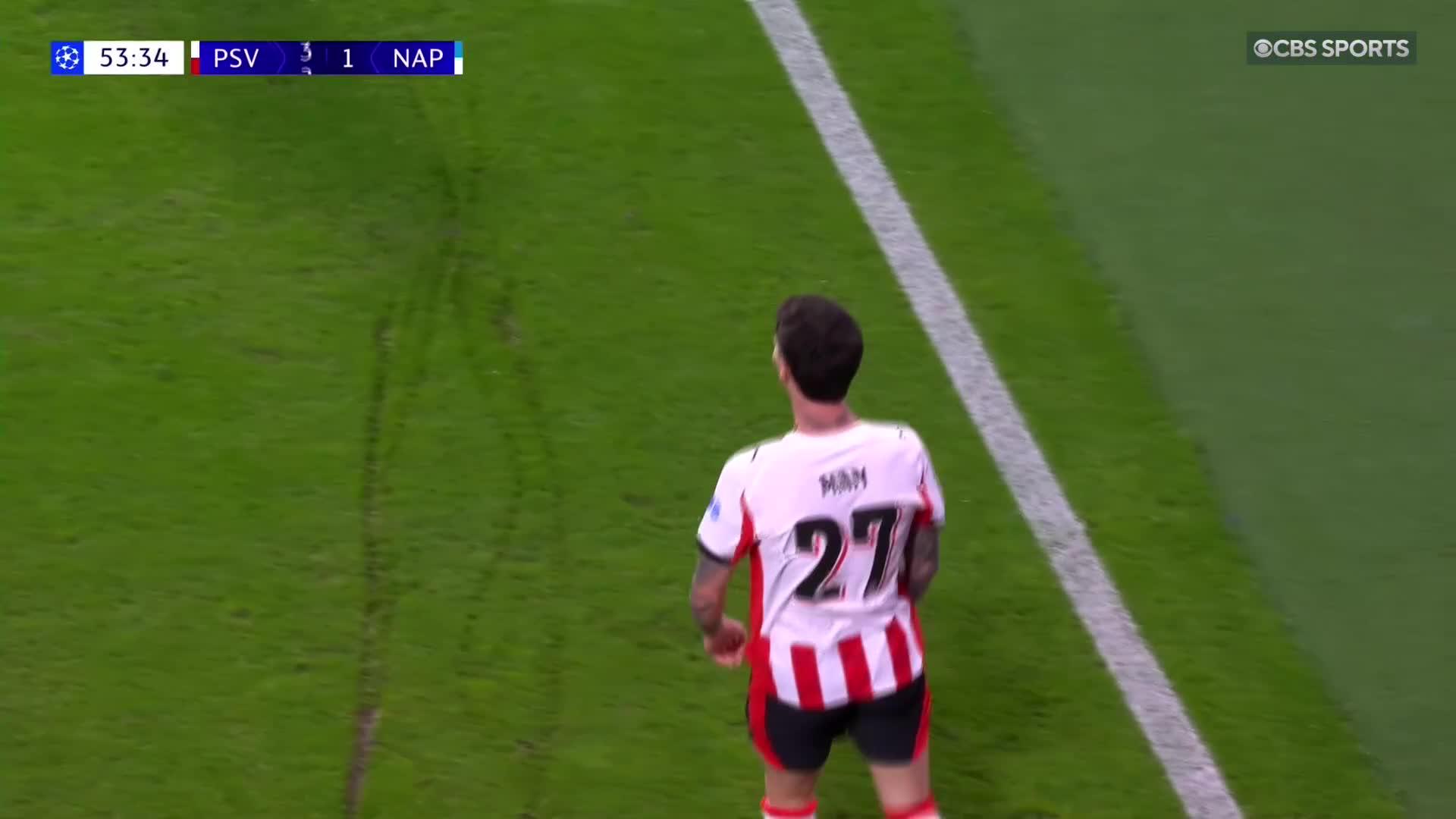 PSV’s Dennis Man with a slick finish as he threads it through Sam Beukema’s legs 😎