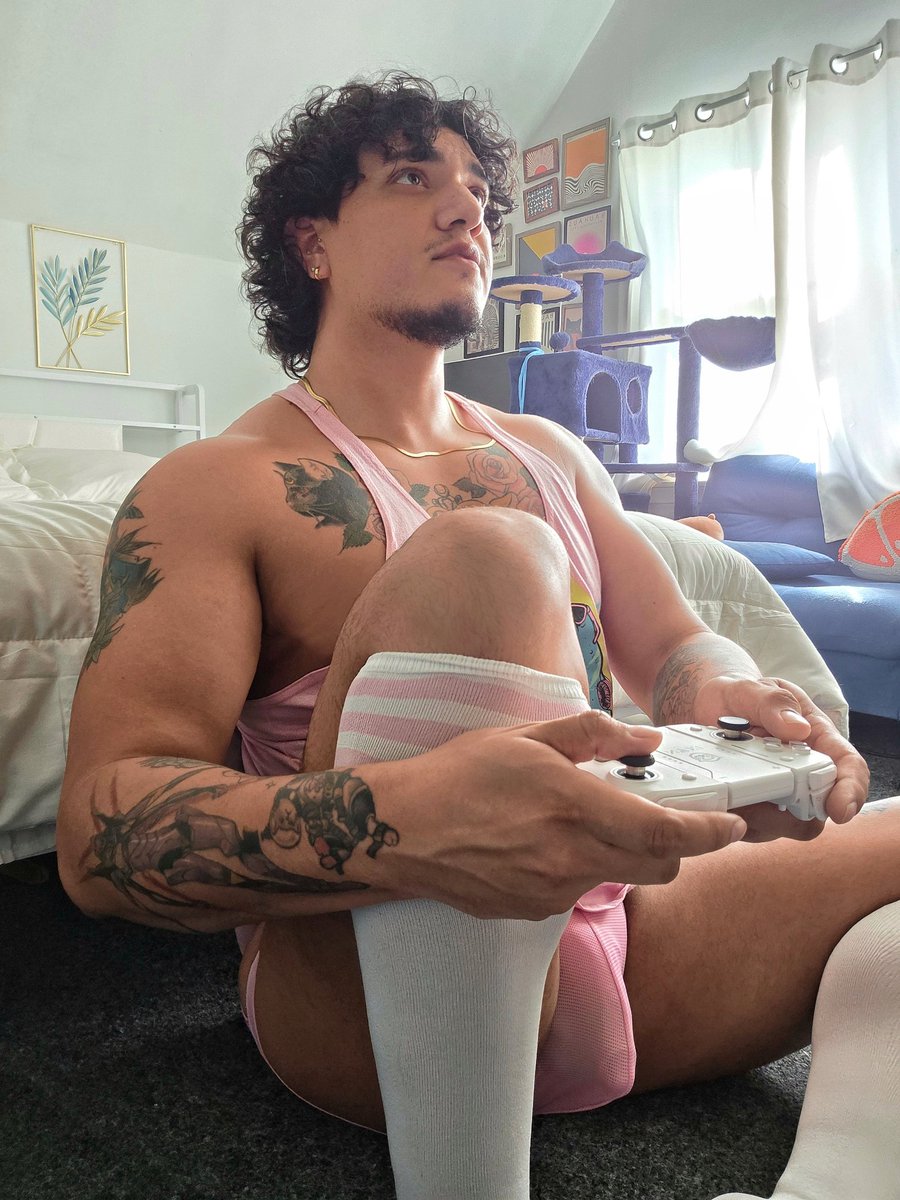 Nopicassomike's tweet photo. Wanna play? 🎮 https://t.co/FxNToNQAZL