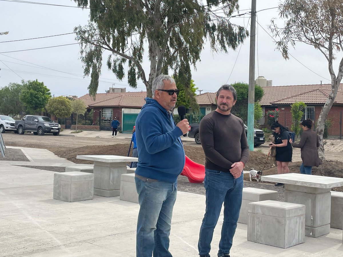 #Trelew | Los concejales <a href="/svpanellao/">Vanesa Panellao</a> y <a href="/Leoferrelli84/">Leonardo Ferrelli</a> participaron junto al intendente <a href="/gerardomerinotw/">Gerardo Merino</a>  de la inauguración de la Plazoleta Sarmiento, un espacio público recuperado por el Municipio y destinado actualmente a actividades recreativas y de esparcimiento.