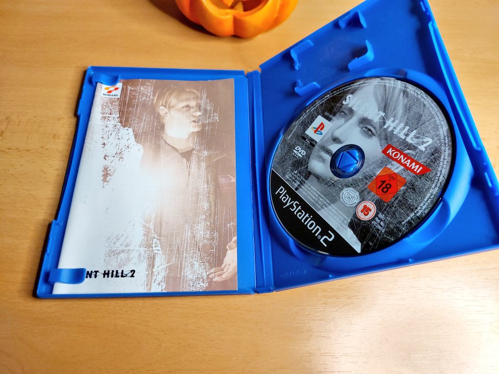 nuclearnightmar's tweet photo. Bekomme beim originalen #SilentHill2 immer noch einen riesen Schiss 🎃
Deshalb vorerst kein Bedarf fürs Remake 😅
#retrogaming #ps2day #shocktober2025 #halloween #Konami #PS2 https://t.co/Od0e1vBfy1