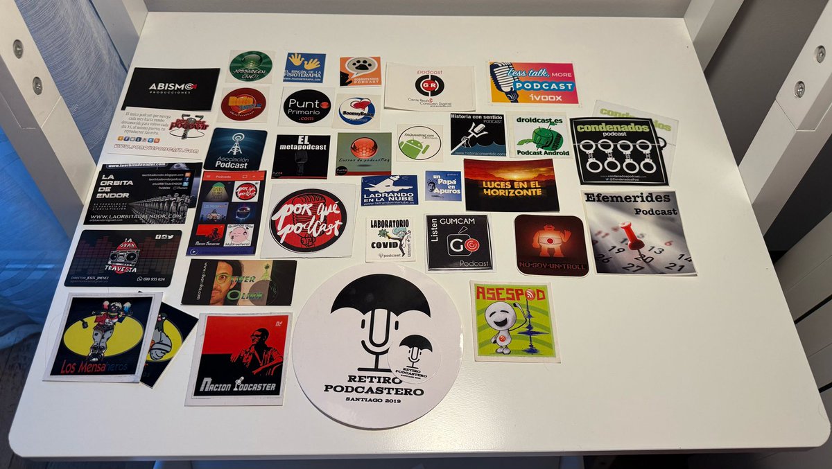 Una de pegatinas podcasteras. Hechas de menos algunos de esos podcasts ¿a qué sí? 
#caminoalasjpod #podcasting #momentoremember