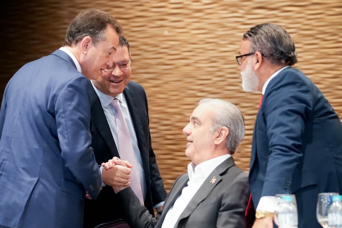 La Federación Dominicana de Comerciantes, reconoció en el día de ayer como “Servidor Público 2025” a <a href="/SanzLovaton/">Yayo</a> a quien felicito por este merecido reconocimiento a su entrega, dedicación, eficiencia, transparencia y compromiso; colocados al servicio de nuestro país. Los