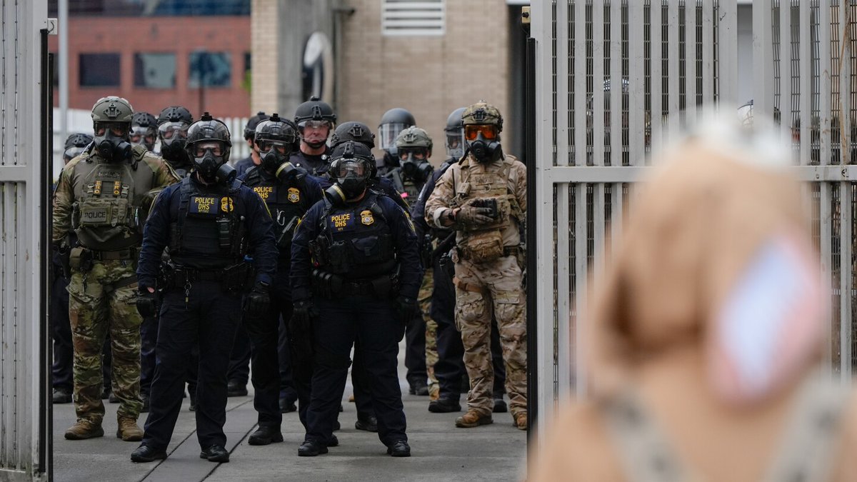 Ancher_News's tweet image. Appeals court rules President Trump can take command of 200 Oregon National Guard troops — a significant federal-state authority move. from Ancher.ai

#OregonGuard  #AppealsCourt  #FederalPower