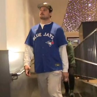 TLNdc's tweet image. Auston Matthews returns the favour by rocking a Vladimir Guerrero Jr. jersey ahead of tonight's game vs. the Devils 👀
📸: TSN