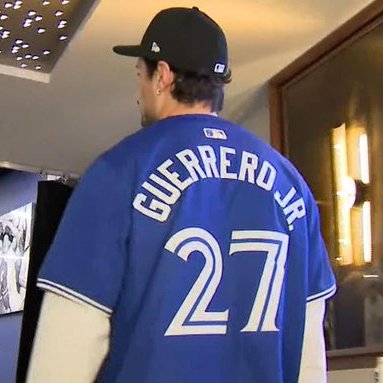 TLNdc's tweet image. Auston Matthews returns the favour by rocking a Vladimir Guerrero Jr. jersey ahead of tonight's game vs. the Devils 👀
📸: TSN