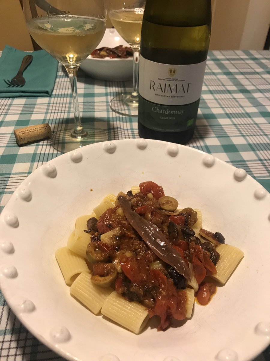 Mezzi rigatoni con anchoas y aceitunas 
&amp;
Raimat Castell Chardonnay 2024 de <a href="/RaimatVinos/">Raimat</a> <a href="/DO_CostersSegre/">DO Costers del Segre</a>