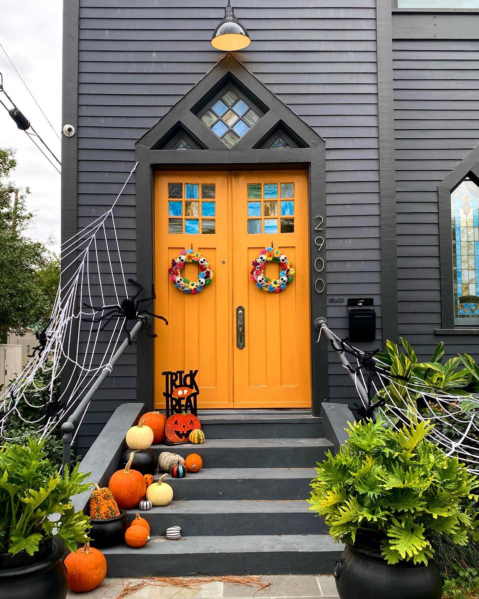 Image for the Tweet beginning: Spooky vibes are sprawling through
