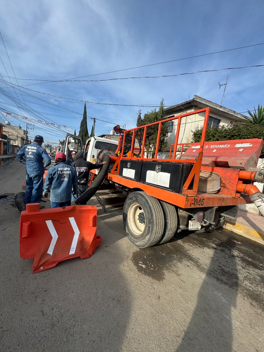 La <a href="/CAEM_EDOMEX/">Comisión del Agua del Estado de México</a> refuerza acciones para mitigar niveles de agua y garantizar el bienestar de las familias en San Pedro Cholula, Ocoyoacac. 
El #GrupoTláloc abrió una zanja en el canal de Avenida Lerma y retiró un taponamiento de lirio.
👉Más información: goo.su/TjdLfi7