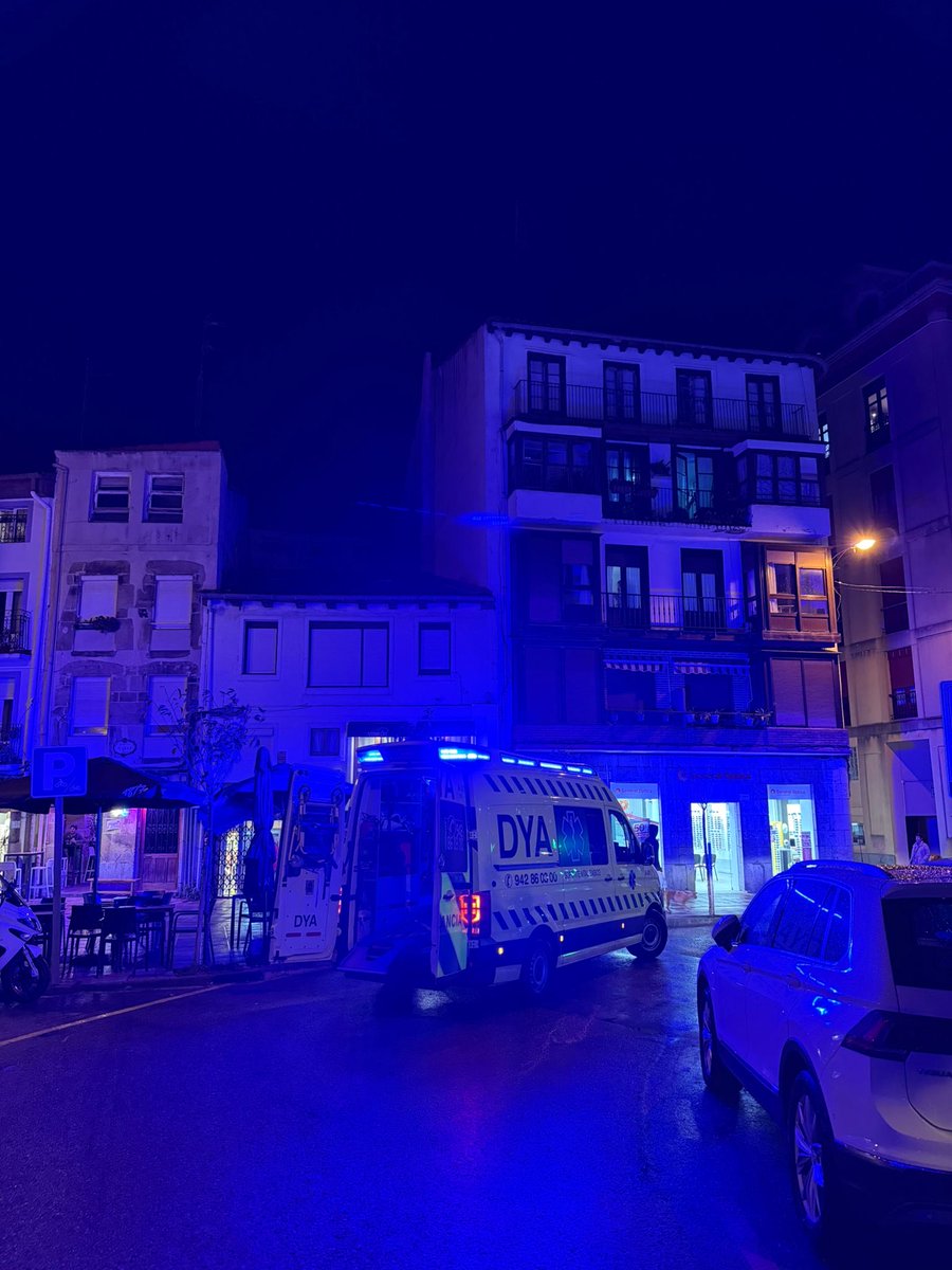 20:19 Urgencia en establecimiento público de C/ Ardigales #CastroUrdiales acude ambulancia SVB #DYA que atiende a persona que sufre mareo y fuerte dolor abdominal y traslada a Centro de Salud Cotolino.