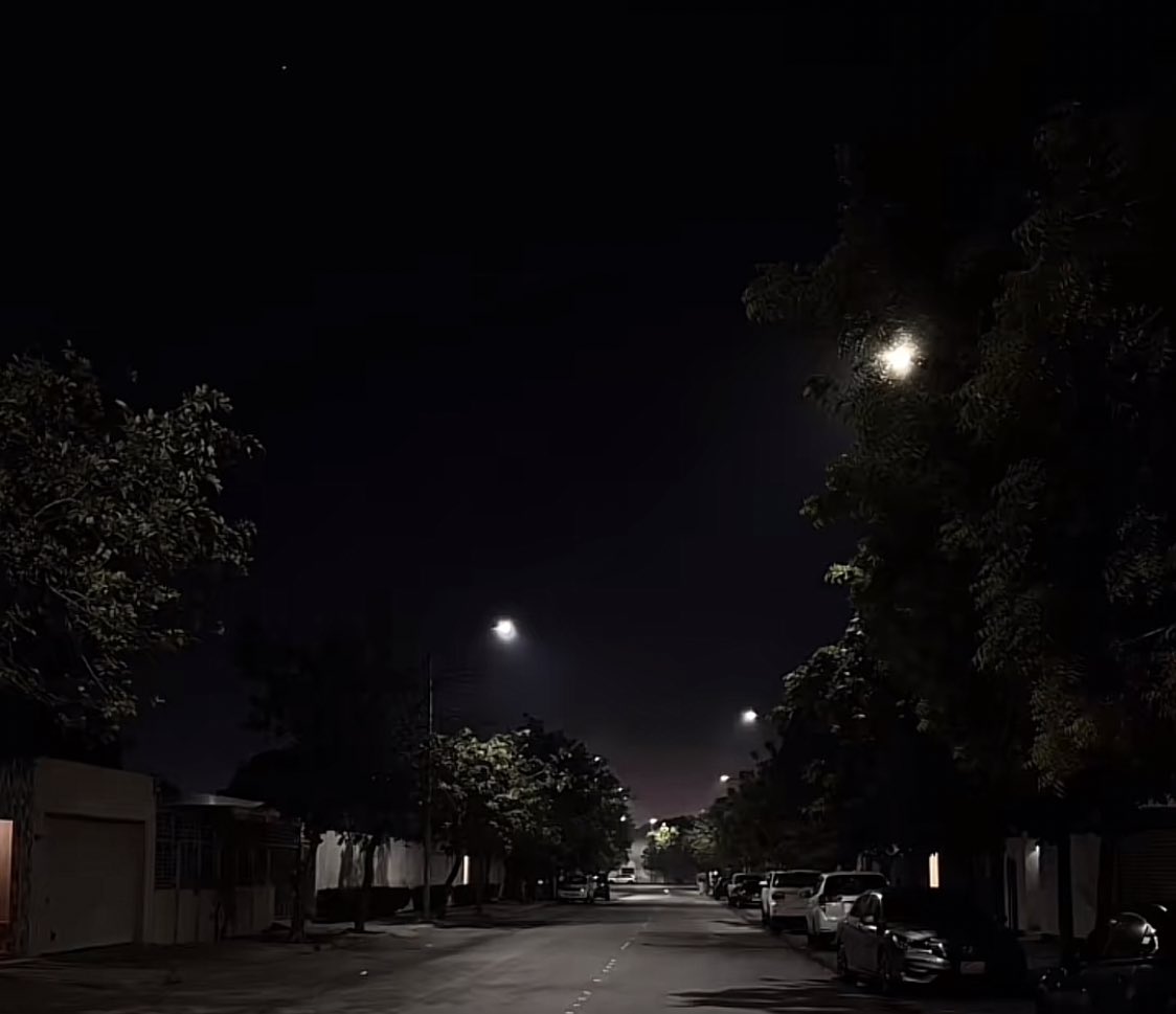 ان مر طيفي على بالك بليلة ربوع
اسأل غرورك ، وش الدنيا بليّا متاع ؟

وأنا بحافظ على جرحك مابين الضلوع
واليا ذكرتك تنحّرت الفجوج الوساع .
