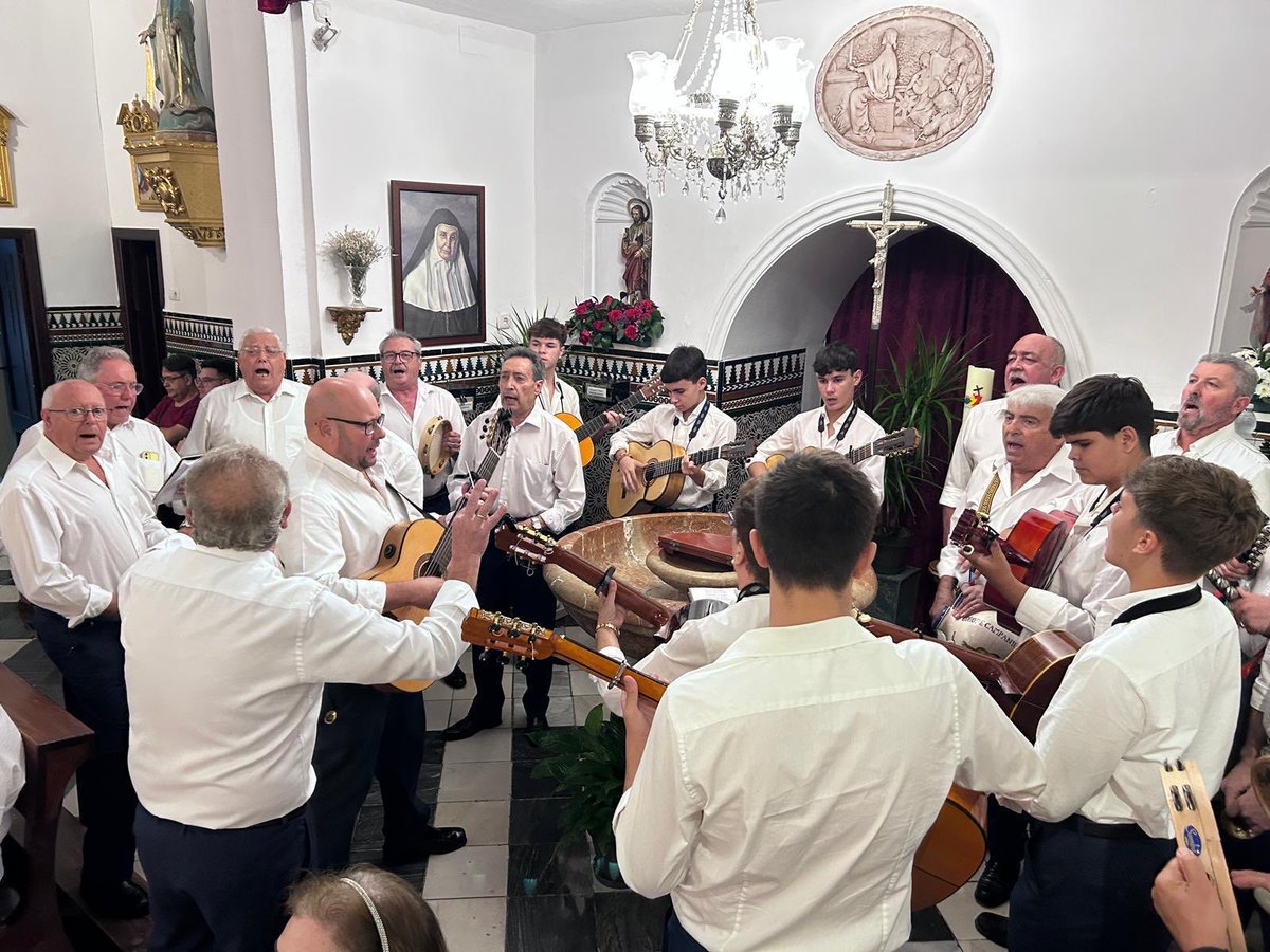 Noche especial la de hoy, en la que se ha presentado el cartel de la salida extraordinaria de Nuestra Señora de los Dolores, obra de Alejandro Mancheño.

Una imagen preciosa, que refleja con gran sensibilidad el alma de nuestra Patrona y la profunda devoción que le tiene Tomares.