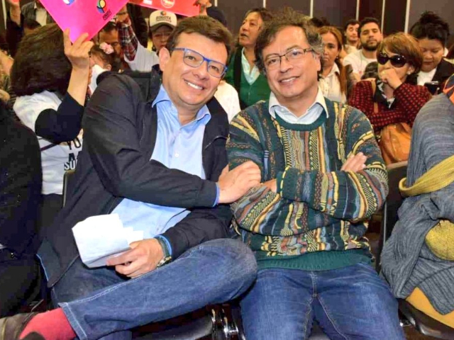 "El presidente está convencido de que está tocado por la gracia del destino para hablar, y eso es lo que hace día y noche, en prosa mal escrita y discursos agobiantes: hablar en vez de gobernar. 
El periodista, Hollman Morris, nos quiere hacer creer que lo que hace es el