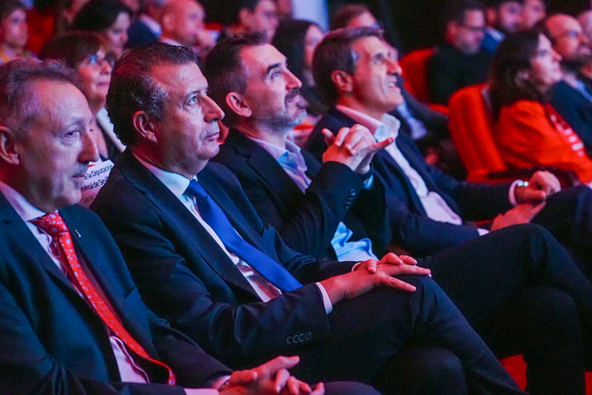 Un verdadero honor haber compartido una noche tan especial en la III edición de los Premios 'Gente de 10' de <a href="/eldiarioAnd/">elDiarioAnd</a>. 

Reconocer a personas que con su trabajo, talento, esfuerzo y compromiso social hacen de nuestra tierra un lugar mejor.
Enhorabuena de corazón a todos las