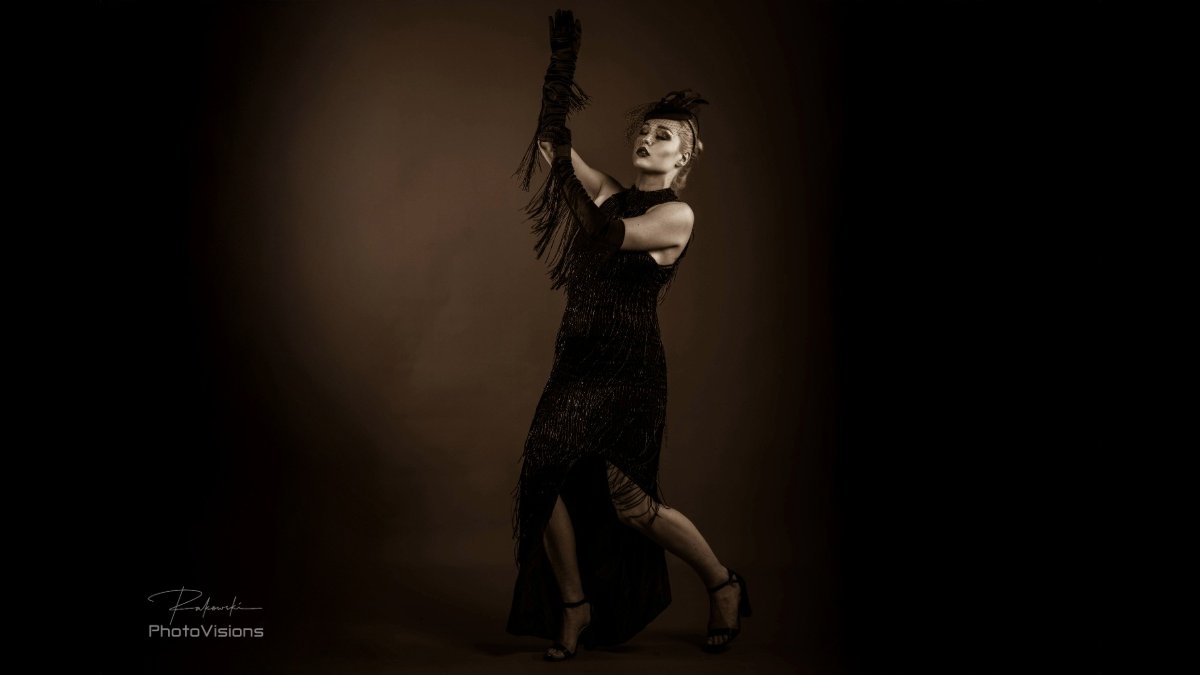Rakowski_gr's tweet photo. Into the 1920s 
Model: Jessica Young

#Intothe20s #RetroVibes #VintageFashion #1920sStyle #FlapperStyle #GoldenAgeGlamour #ArtDecoMood #RetroPortrait #StudioPhotography #FashionEditorial #RetroChic #SepiaMood #TimelessElegance #OldHollywoodGlamour #RetroBeauty #PhotographerLife https://t.co/21U4xBsYxx