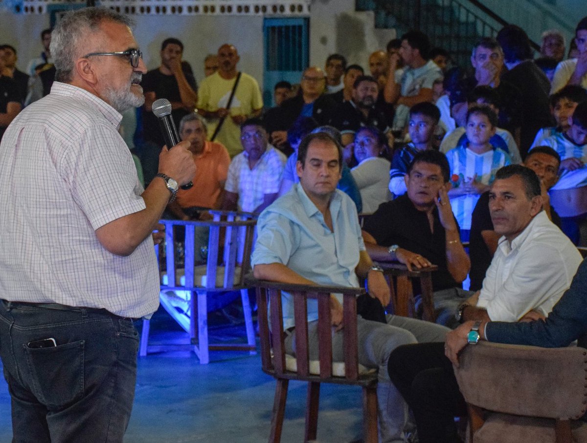 Vos también cágate Acosta, ahora decís q salen a armar quilombo los mismos q estuviste bancando, vos también sos el culpable, me duele en el alma tener q aceptar q sos la misma aca q todos, vos, el capitán y el hijo de mil puta que sale a la par tuya, son todos LA MISMA MIERDA!!!