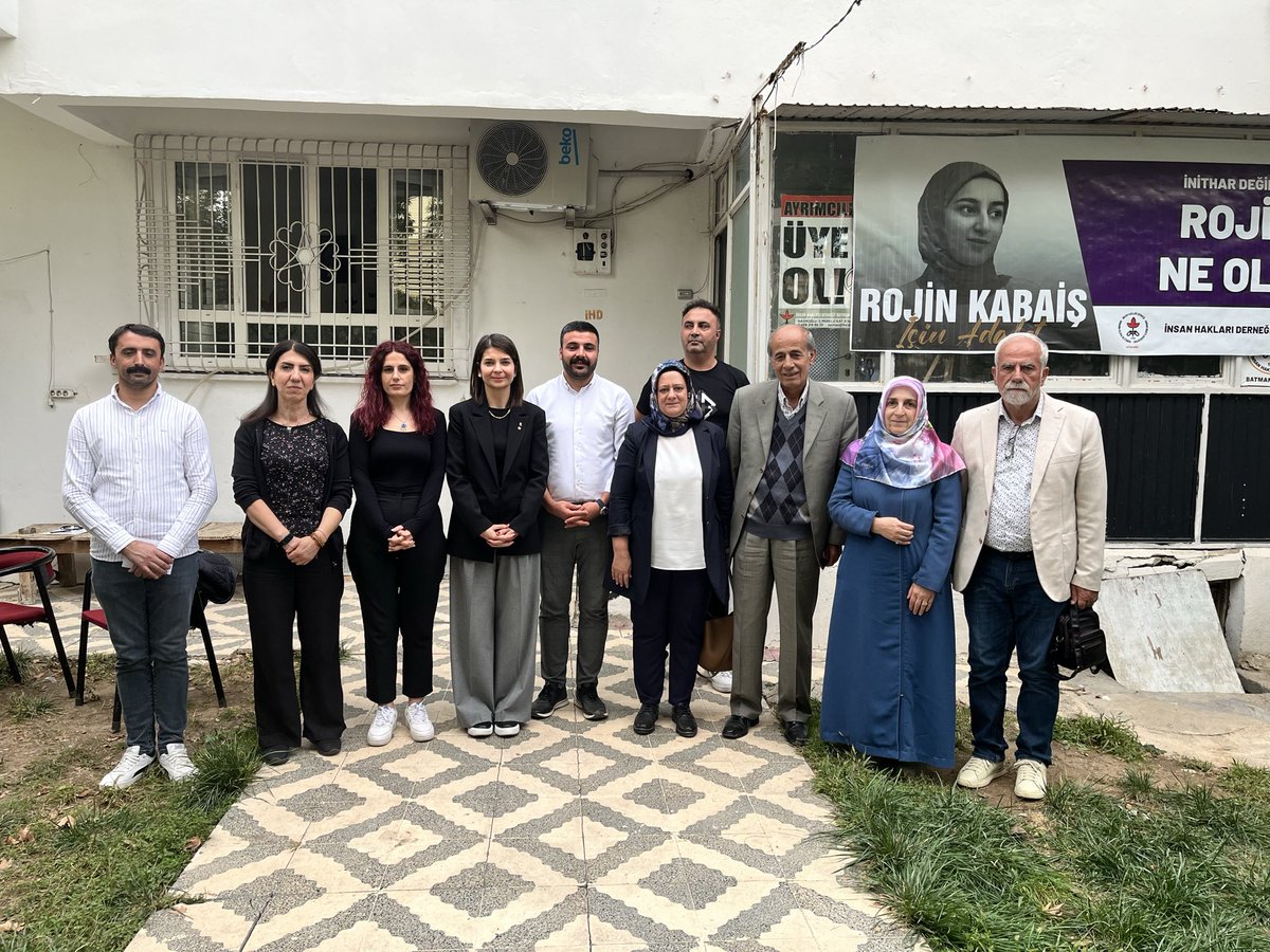 Demokratik Birlik İnisiyatifi heyeti şubemizi ziyaret etti. 

Ziyarette, güncel insan hakları gündemi ve bölgedeki gelişmeler değerlendirildi.

Görüşmede, yaşanan hak ihlallerine karşı mücadele yöntemleri, kalıcı barışın ve toplumsal huzurun tesis edilmesi için atılması gereken