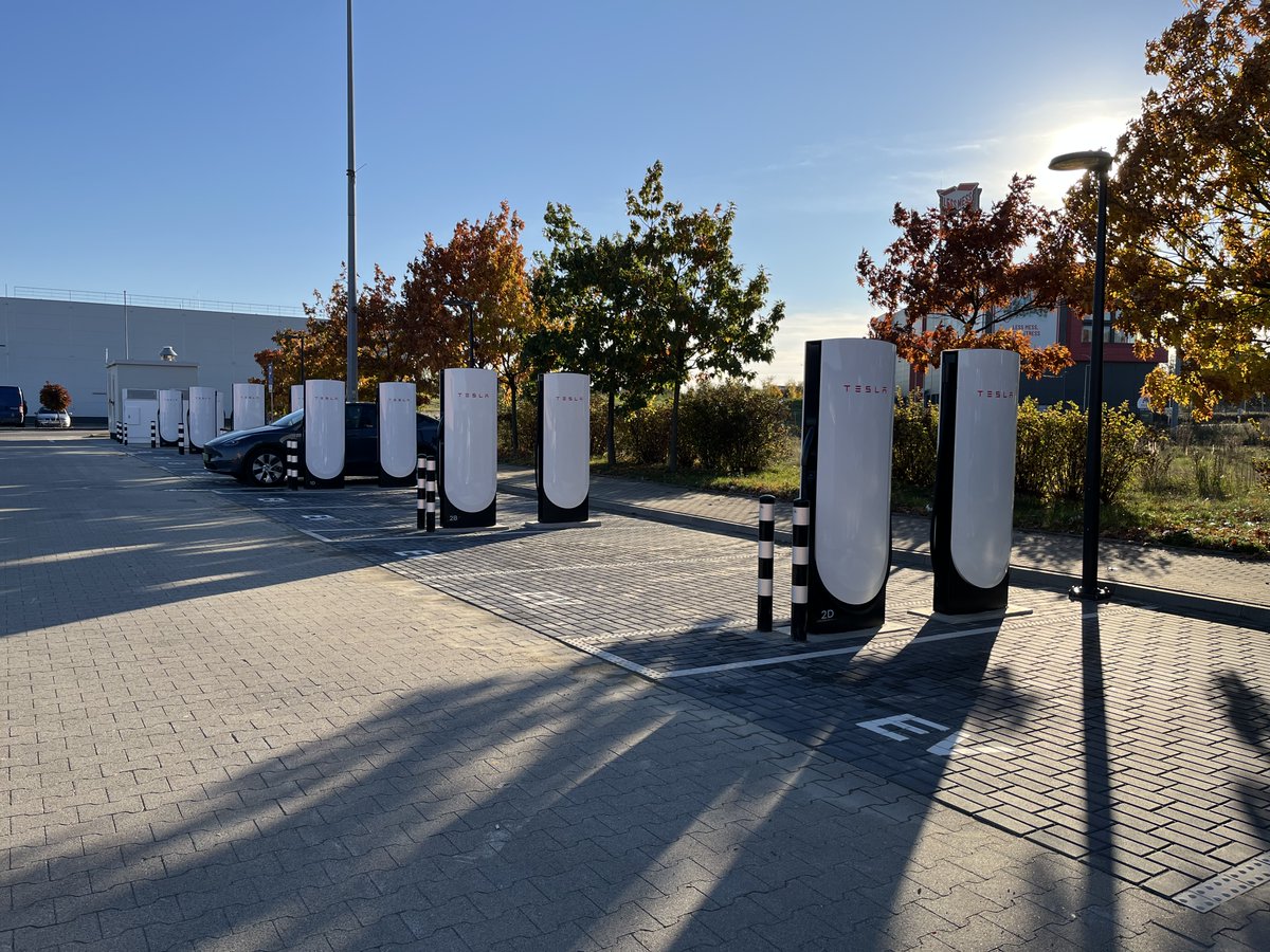TeslaCharging's tweet photo. New Tesla Supercharger: Wrocław, Poland (12 stalls) 
https://t.co/xqPNlpPxTF https://t.co/Eb5x6GoZgh