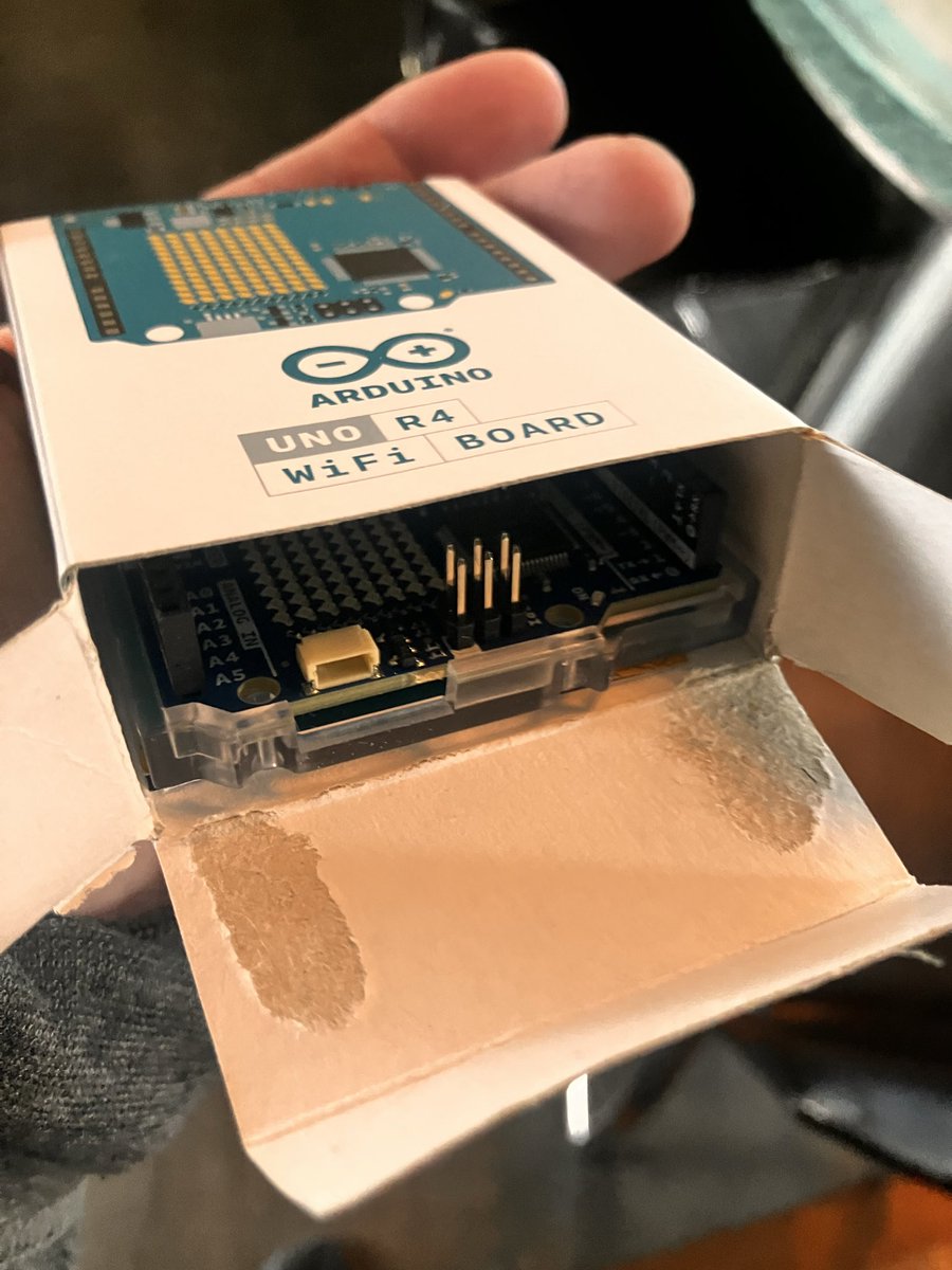 Ash_Roughlar's tweet image. Did manufacturers stop using anti-static packaging, or is Arduino just careless?
How my Arduino was shipped to me: