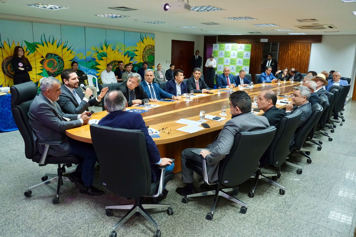 Orçamento: Deputado estadual <a href="/olyntho/">Olyntho Neto</a> comanda reunião sobre a LDO 2026 com representantes de poderes e instituições. redeto.com.br/noticia/41651