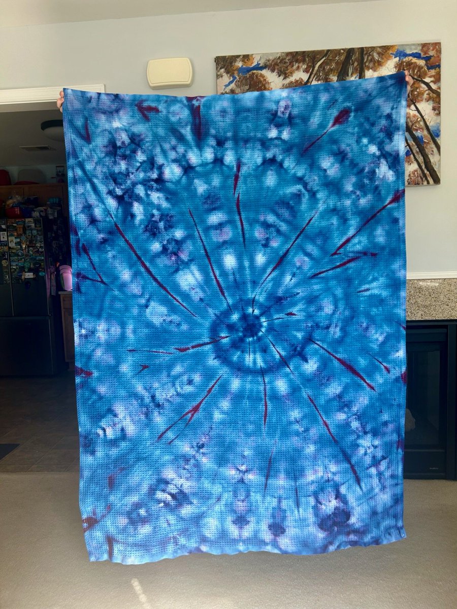 _milh0use's tweet image. my wife dyed a blanket. dharma dyes: peony &amp;amp; sapphire blue #tiedye #icedye #dharmatrading