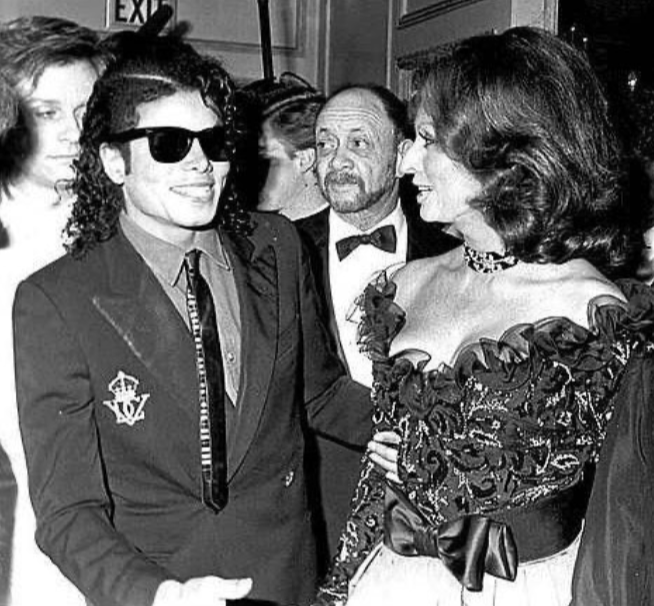 MJJJusticePrjct's tweet photo. I'm imagining ... "anytime, anywhere Michael" #Captioned - Bill Bray in the back, "Lord this man is a magnet!!" https://t.co/MRBNigTMMD