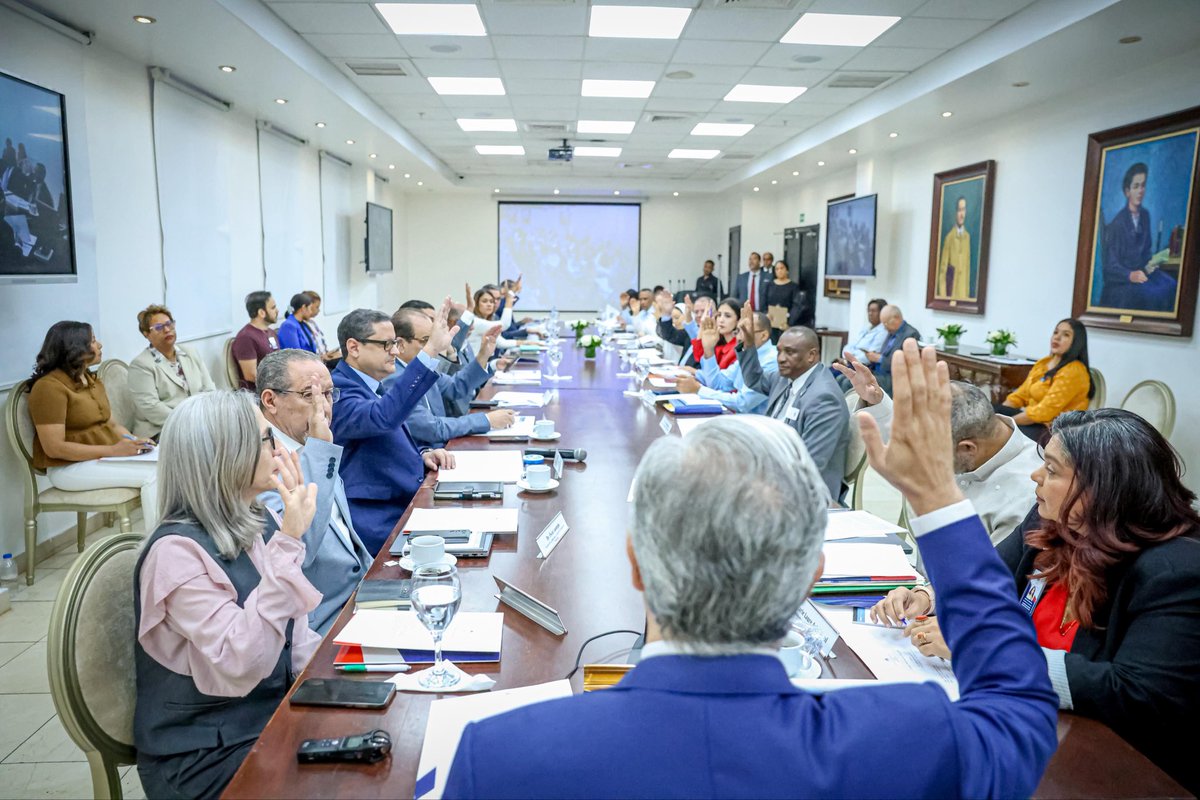 LMDECAMPS's tweet image. Hoy continuamos los trabajos del Consejo Nacional de Educación, un espacio donde escuchamos, debatimos y avanzamos juntos para seguir fortaleciendo la educación dominicana con una visión de calidad, inclusión y resultados. 🇩🇴