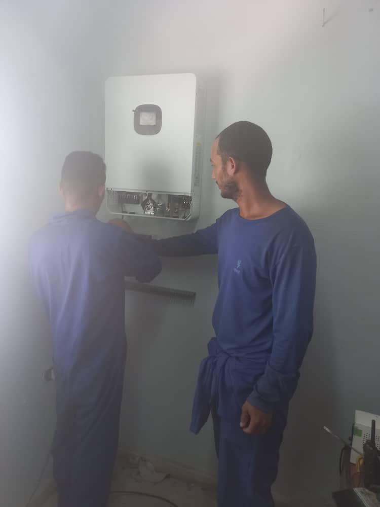 AzumatLasTunas's tweet photo. Inicio del montaje de Ciclo inversor con paneles solares en Azumat Las Tunas. #azumat #lastunas https://t.co/4VAWrLZWEP