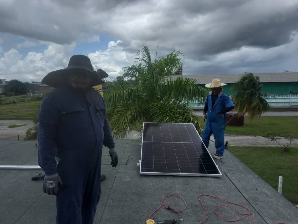AzumatLasTunas's tweet photo. Inicio del montaje de Ciclo inversor con paneles solares en Azumat Las Tunas. #azumat #lastunas https://t.co/w3zxfRMKYA