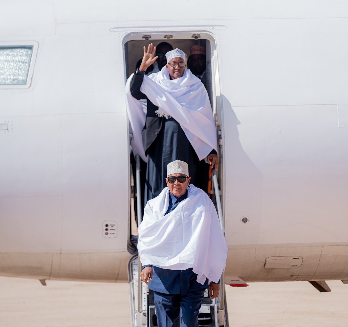 Marka lays Tirsade
Laysku Tiirsan yahe
Kashu saafi Tahaa
Samadaa Todobaad
Hadii ay libtu Taal
Durba loogu Tagaa
Waa Tabtaan kuwadee
Xeelyo Taagba dalkii
Lagusoo Tabcayee
Tunka loo ritayoow
Is turxaan bixinti
Kalgacayl Tarmintii
Tartiib daadintii
iyo dheeli-tirkii
Maku Taabo gasho