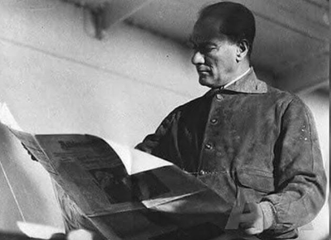 Gerçeğin izini süren, kamuoyunu bilgilendirmek için gece gündüz demeden çalışan tüm basın emekçilerinin 21 Ekim Dünya Gazeteciler Günü kutlu olsun.
Basının özgür olduğu bir dünya dileğiyle...