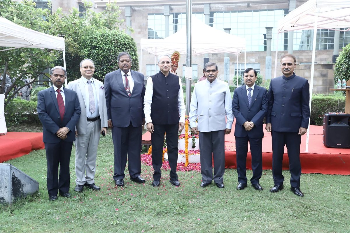 यहीं है वो लोकपाल के 7 सदस्य जो लक्जरी BMW  कार पर चढ़कर भ्रष्टाचार खत्म करेंगे।