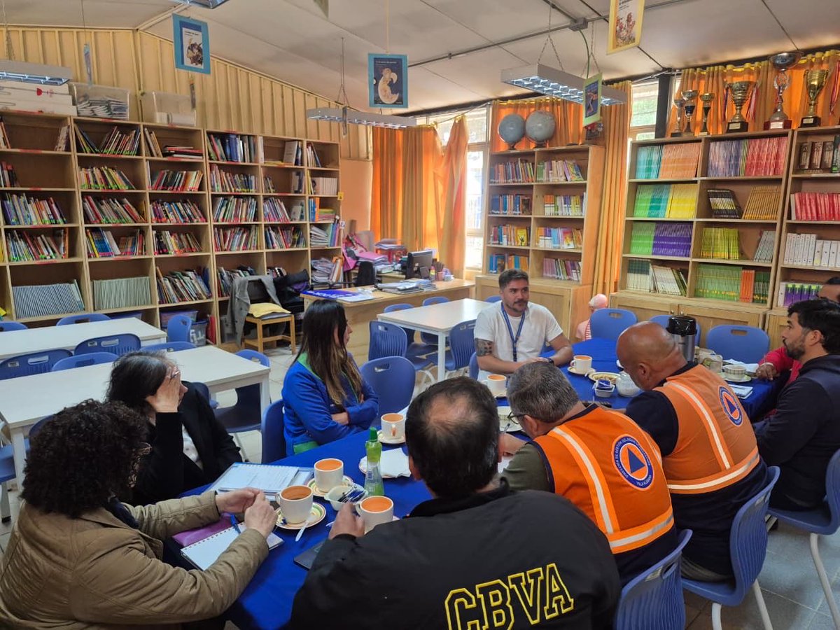 Reunión de coordinación junto a los colegios Everest, Nueva Esperanza y Juan Bautista Alberdi para preparar el simulacro escolar, con participación de Samuel Valencia, Berger Jensen, Dirección de Gestión de Riesgos de Villa Alemana, Carabineros y Bomberos.