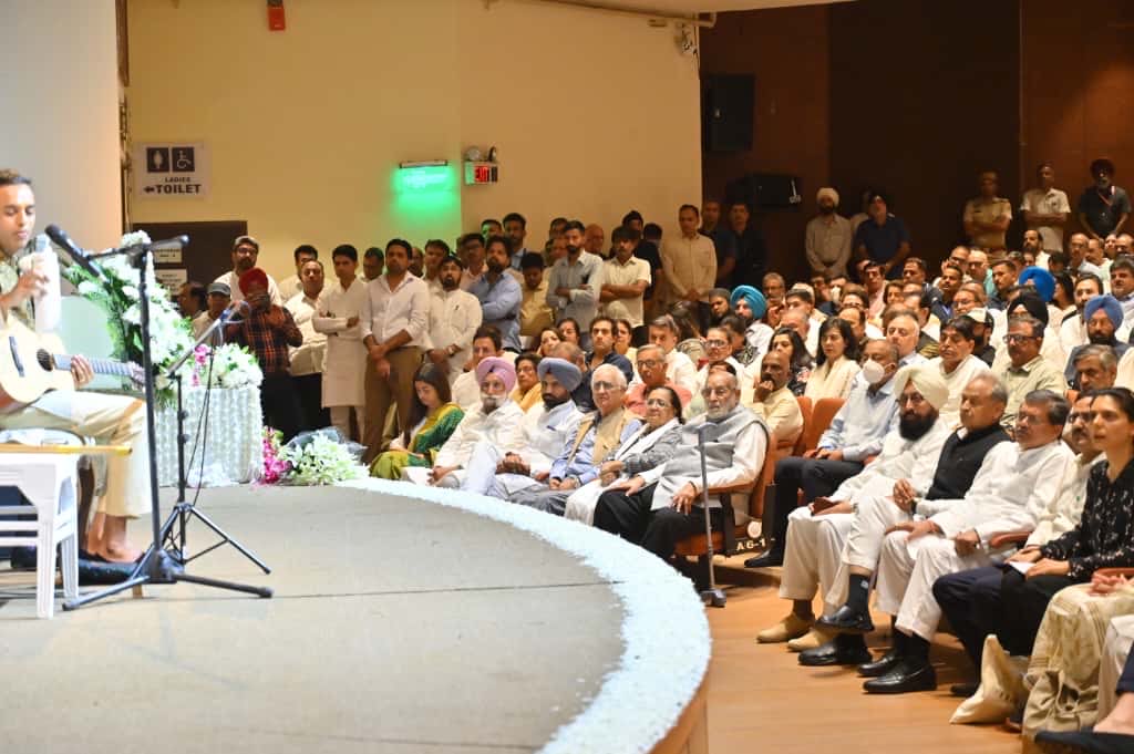 वरिष्ठ कांग्रेस नेता एवं CWC सदस्य श्रीमती अम्बिका सोनी जी के पति श्री उदय सोनी जी का हाल ही में निधन हो गया। 

आज प्रार्थना सभा में सम्मिलित होकर उन्हें श्रद्धांजलि अर्पित की एवं परिजनों को सांत्वना दी।