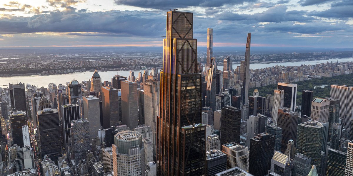 TheB1M's tweet image. New York has a new icon. After several years of construction, today marks the official opening of 270 Park Avenue, a $3BN skyscraper that will become the global headquarters of JP Morgan Chase. 

Designed @FosterPartners, the supertall structure stands 423-metres above the…